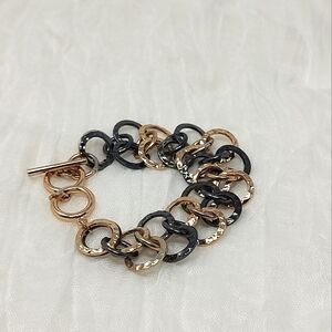Metallic hammered gold and black interlocking circles toggle bracelet